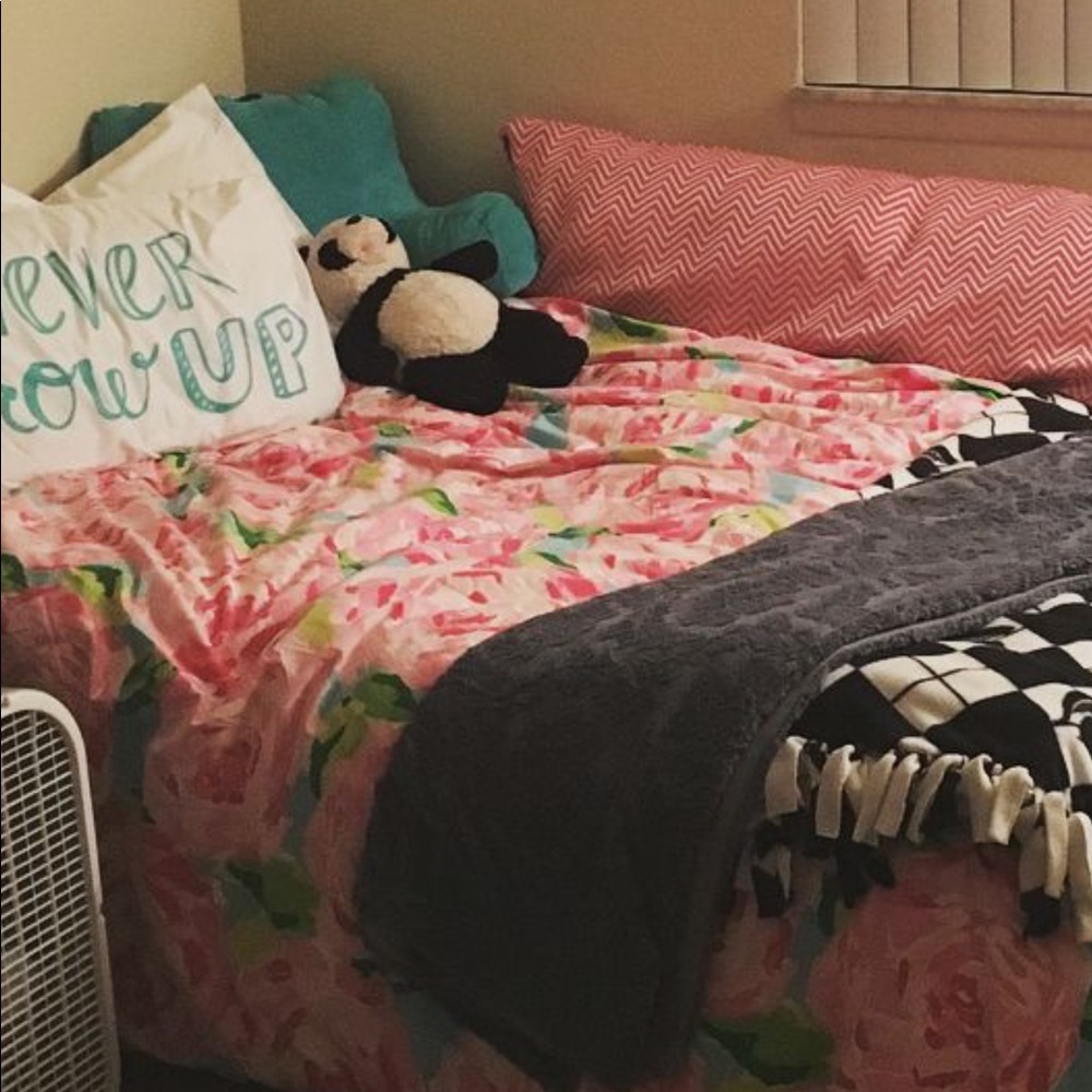 Lilly Pulitzer Impression Roses queen Duvet Cover